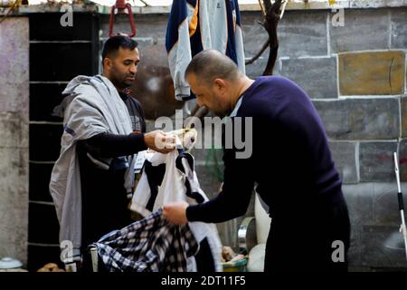 18 décembre 2020 : Gaziantep, Turquie. Le citoyen turc Hasan Karrah vend des vêtements de bonne qualité à sa boutique de vêtements d'occasion de Gaziantep. M. Karrah recueille des vêtements à mesure qu'ils terminent leur vie dans les penderies des gens et leur donne une autre chance en les vendant aux magasins et aux particuliers du pays par l'intermédiaire de sa boutique et du marché Internet. Karrah est l'un des rares détaillants à s'occuper des vêtements d'occasion, et ses vêtements d'occasion comprennent des articles de grandes marques internationales et même des vêtements de créateurs. Karrah croit que son entreprise n'aide pas seulement les gens sur un budget ou ceux Banque D'Images