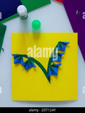 Le bricolage et la créativité des enfants, un cadeau pour la fête des mères. Instructions étape par étape pour les applications sur papier, technique origami. Étape 8 Banque D'Images