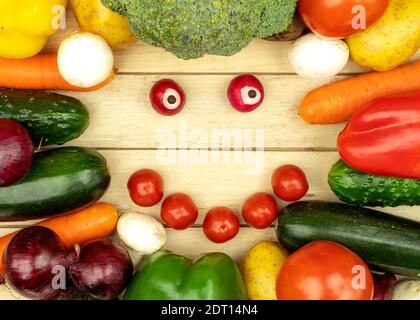 Les légumes frais sont disposés sur la table comme arrière-plan avec un espace pour le texte. Cadre de légumes, paprika, pommes de terre, oignons, carottes, courgettes, mus Banque D'Images