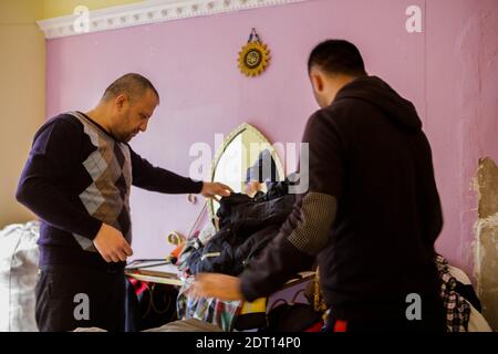 18 décembre 2020 : Gaziantep, Turquie. Le citoyen turc Hasan Karrah vend des vêtements de bonne qualité à sa boutique de vêtements d'occasion de Gaziantep. M. Karrah recueille des vêtements à mesure qu'ils terminent leur vie dans les penderies des gens et leur donne une autre chance en les vendant aux magasins et aux particuliers du pays par l'intermédiaire de sa boutique et du marché Internet. Karrah est l'un des rares détaillants à s'occuper des vêtements d'occasion, et ses vêtements d'occasion comprennent des articles de grandes marques internationales et même des vêtements de créateurs. Karrah croit que son entreprise n'aide pas seulement les gens sur un budget ou ceux Banque D'Images