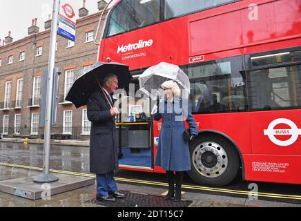 AP REVIEW OF THE YEAR 2020 - PA PHOTOGRAPHS FAVORITE IMAGES File photo datée du 04/03/20 du Prince de Galles et de la Duchesse de Cornwall avant d'embarquer dans un nouveau bus électrique à impériale pour quitter Clarence House à Londres pour aller au London transport Museum pour participer aux célébrations Marquer 20 ans de transport pour Londres. Banque D'Images