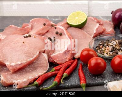 Steaks de porc frais. Viande et piments forts et gros sel de mer Banque D'Images