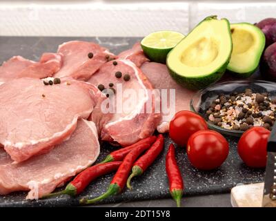 Steaks de porc frais. Viande et piments forts et gros sel de mer Banque D'Images