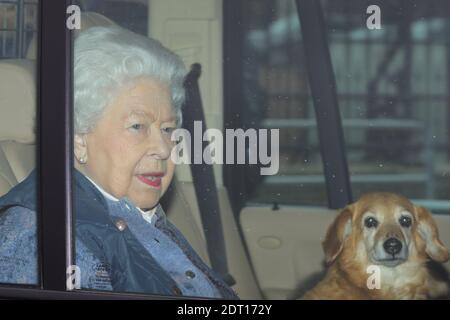 AP REVIEW OF THE YEAR 2020 - PA PHOTOGRAPHERS FAVORITES photo du dossier datée du 19/03/20 de la reine Elizabeth II quittant Buckingham Palace, Londres, pour que le château de Windsor se distance socialement au milieu de la pandémie du coronavirus. Sélectionné par le photographe de Pennsylvanie Aaron Chown comme son photo préférée de l'année. Banque D'Images