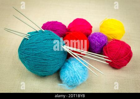 Pelins multicolores de fil et aiguilles à tricoter. Fils pour tricoter en différentes couleurs et aiguilles pour tricoter en métal Banque D'Images