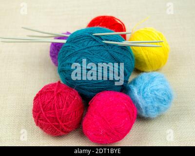 Pelins multicolores de fil et aiguilles à tricoter. Fils pour tricoter en différentes couleurs et aiguilles pour tricoter en métal Banque D'Images