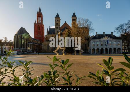 Place Vrijthof à Maastricht décorée d'un arbre de noël pendant le confinement de Covid19. En arrière-plan la basilique de Sint Servaas et la Sint Rouge Jan Banque D'Images