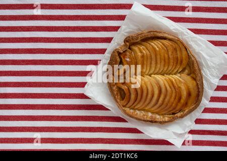 Tarte aux pommes maison sur une nappe rouge et blanche Banque D'Images