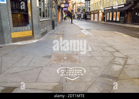 Vider Old Compton Street, Soho pendant la pandémie du coronavirus. Londres a été placé dans le Tier 4, avec tous les bars et restaurants, et beaucoup d'entreprises et de magasins non-essentiels, fermant encore une fois. Banque D'Images