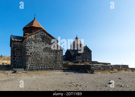 Vue panoramique d'une vieille église Sevanavank en Sevan, dès les beaux jours . L'Arménie Banque D'Images