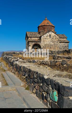 Vue panoramique d'une vieille église Sevanavank en Sevan, dès les beaux jours . L'Arménie Banque D'Images