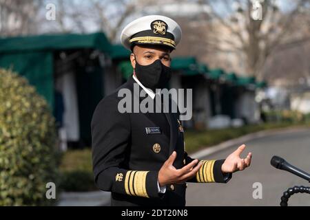 Chirurgien général des États-Unis VADM Jerome M. Adams, M.D., M.P.H parle aux médias à la Maison Blanche, à Washington, DC, le 21 décembre 2020. Crédit: Chris Kleponis / piscine via CNP Banque D'Images