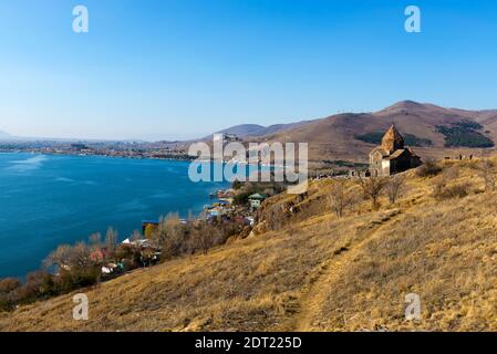 Vue panoramique d'une vieille église Sevanavank en Sevan, dès les beaux jours . L'Arménie Banque D'Images