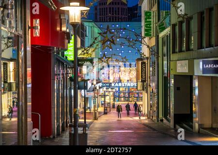 Noël bloqué dans la crise de Corona, rue commerçante vide, magasins fermés, presque tous les passants, Limbecker Strasse, Essen, NRW, Allemagne, Banque D'Images