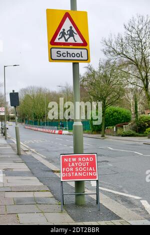 Extension sociale de la chaussée de distanciation dans la route pour permettre aux parents de déposer et de recueillir les enfants de l'école de manière sécuritaire. Barnett, Londres. Banque D'Images