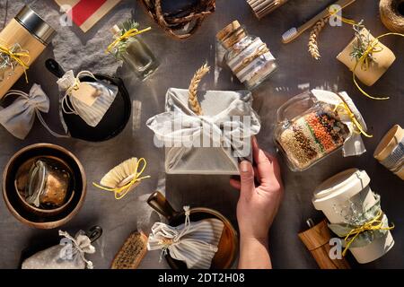 Des cadeaux de Noël sans gaspillage. Pot à maçon, tasses, fiole, brosses, tasses et bols. Cadeaux écologiques sans plastique. Fond festif sur tren Banque D'Images