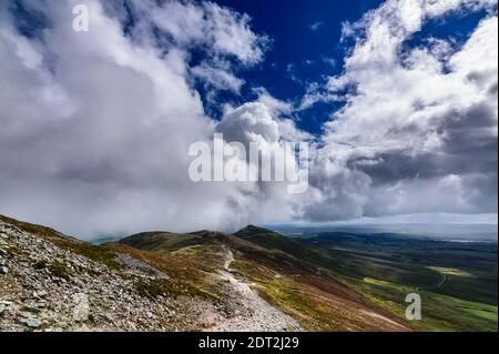 Montagnes et nuages, vue incroyable depuis le sommet de la montagne Croagh Patrick, surnommé le Reek dans le comté de Mayo après Mweelrea et Nephin, Irlande Banque D'Images