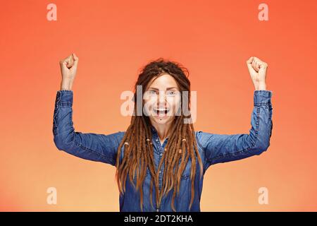 Portrait d'une jeune femme heureuse avec le visage émotionnel qui a une bonne idée Banque D'Images