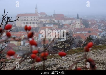 Mikulov, République tchèque. 21 décembre 2020. La vieille ville et le château Mikulov se trouvent dans le brouillard de la région sud-morave en République tchèque. La ville Mikulov fait partie de la région historique de la Moravie, située directement à la frontière avec la Basse-Autriche. Credit: Slavek Ruta/ZUMA Wire/Alamy Live News Banque D'Images