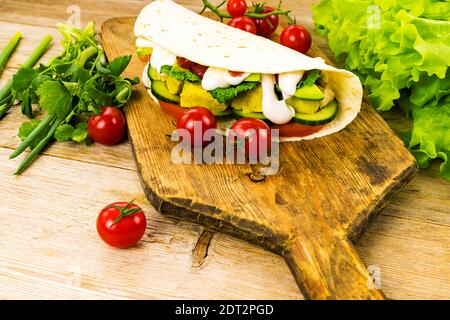 Poulet farci shawarma tortilla tacos wraps doner kebab sandwich gyros fast food avec des légumes Banque D'Images