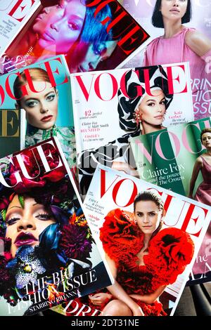 Les numéros du magazine de mode Vogue ont été présentés Banque D'Images