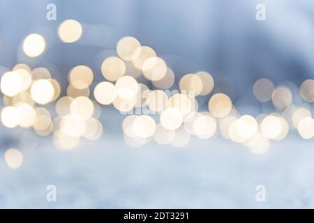 Onde de bokeh brillante sur fond bleu. Lumière de Noël. Un magnifique arrière-plan universel avec un effet de flou dans des couleurs douces. Banque D'Images