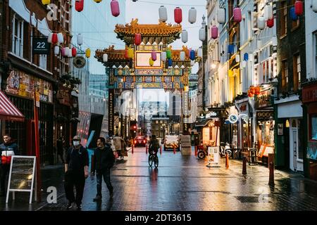 Chinatown, Londres, Royaume-Uni. 21 décembre 2020. Londres étant soumise à des restrictions strictes de niveau 4, Chinatown est en grande partie vide et les restaurants fermés. Crédit : Tom Leighton/Alamy Live News Banque D'Images