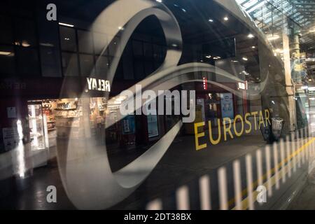 Paris, France. 21 décembre 2020. La photo prise le 21 décembre 2020 montre un logo Eurostar sur un train à la Gare du Nord à Paris, France. La France doit suspendre à partir du dimanche minuit (heure de Paris) pendant 48 heures tous les déplacements depuis le Royaume-Uni, « y compris les personnes liées au transport de marchandises, par route, par air, par mer ou par rail », a annoncé le cabinet du Premier ministre à la suite d'une réunion du cabinet. Crédit: Aurélien Morissard/Xinhua/Alay Live News Banque D'Images