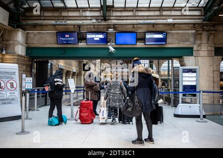 Paris, France. 21 décembre 2020. Les gens entrent dans la zone d'embarquement du terminal Eurostar à la Gare du Nord à Paris, France, le 21 décembre 2020. La France doit suspendre à partir du dimanche minuit (heure de Paris) pendant 48 heures tous les déplacements depuis le Royaume-Uni, « y compris les personnes liées au transport de marchandises, par route, par air, par mer ou par rail », a annoncé le cabinet du Premier ministre à la suite d'une réunion du cabinet. Crédit: Aurélien Morissard/Xinhua/Alay Live News Banque D'Images