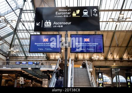 Paris, France. 21 décembre 2020. Les gens entrent dans la zone d'embarquement du terminal Eurostar à la Gare du Nord à Paris, France, le 21 décembre 2020. La France doit suspendre à partir du dimanche minuit (heure de Paris) pendant 48 heures tous les déplacements depuis le Royaume-Uni, « y compris les personnes liées au transport de marchandises, par route, par air, par mer ou par rail », a annoncé le cabinet du Premier ministre à la suite d'une réunion du cabinet. Crédit: Aurélien Morissard/Xinhua/Alay Live News Banque D'Images