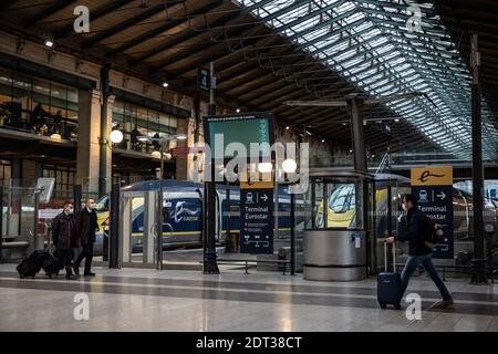 Paris, France. 21 décembre 2020. Des trains Eurostar sont disponibles à la gare du Nord à Paris, France, le 21 décembre 2020. La France doit suspendre à partir du dimanche minuit (heure de Paris) pendant 48 heures tous les déplacements depuis le Royaume-Uni, « y compris les personnes liées au transport de marchandises, par route, par air, par mer ou par rail », a annoncé le cabinet du Premier ministre à la suite d'une réunion du cabinet. Crédit: Aurélien Morissard/Xinhua/Alay Live News Banque D'Images