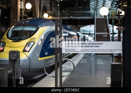 Paris, France. 21 décembre 2020. Un train Eurostar est vu à la Gare du Nord à Paris, France, le 21 décembre 2020. La France doit suspendre à partir du dimanche minuit (heure de Paris) pendant 48 heures tous les déplacements depuis le Royaume-Uni, « y compris les personnes liées au transport de marchandises, par route, par air, par mer ou par rail », a annoncé le cabinet du Premier ministre à la suite d'une réunion du cabinet. Crédit: Aurélien Morissard/Xinhua/Alay Live News Banque D'Images