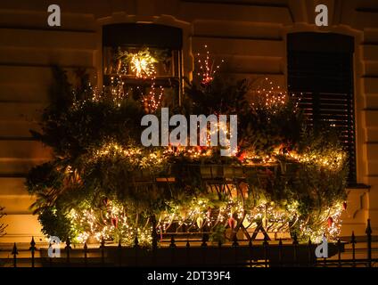 Berlin, Allemagne. 21 décembre 2020. Un balcon d'un immeuble d'appartements est décoré pour Noël. Credit: Kira Hofmann/dpa-Zentralbild/dpa/Alay Live News Banque D'Images