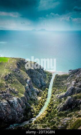 Vue panoramique sur la plage de preveli à la mer de Libye et la forêt de palmiers au sud de la crète, Grèce Banque D'Images