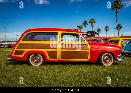 Daytona Beach, FL - 27 novembre 2020 : 1951 Ford Woody Country Squire Station Wagon à un salon de voiture local. Banque D'Images