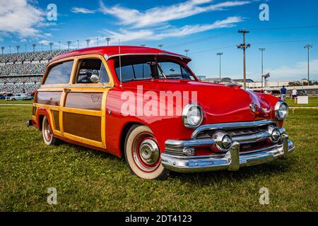 Daytona Beach, FL - 27 novembre 2020 : 1951 Ford Woody Country Squire Station Wagon à un salon de voiture local. Banque D'Images