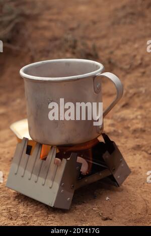 Fer, mugs touristiques sur un feu ouvert pendant un voyage de camping Banque D'Images