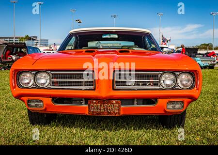 Daytona Beach, FL - 27 novembre 2020 : cabriolet GTO 'le juge' 1969 de Pontiac à un salon de voiture local. Banque D'Images