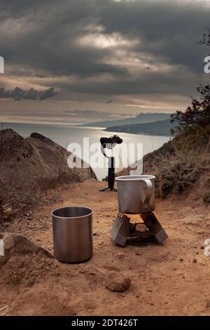 Fer, mugs touristiques sur un feu ouvert pendant un voyage de camping Banque D'Images