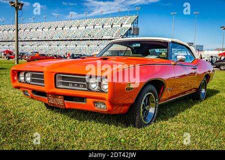 Daytona Beach, FL - 27 novembre 2020 : cabriolet GTO 'le juge' 1969 de Pontiac à un salon de voiture local. Banque D'Images