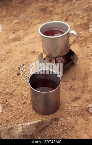 Fer, mugs touristiques sur un feu ouvert pendant un voyage de camping Banque D'Images