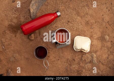 Fer, mugs touristiques sur un feu ouvert pendant un voyage de camping Banque D'Images