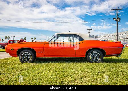 Daytona Beach, FL - 27 novembre 2020 : cabriolet GTO 'le juge' 1969 de Pontiac à un salon de voiture local. Banque D'Images