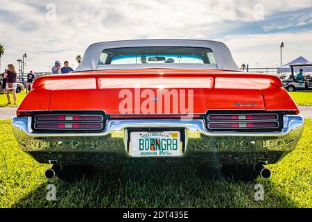 Daytona Beach, FL - 27 novembre 2020 : cabriolet GTO 'le juge' 1969 de Pontiac à un salon de voiture local. Banque D'Images