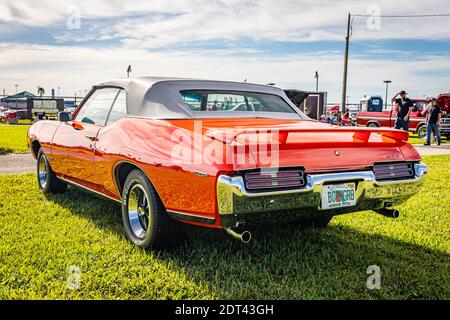 Daytona Beach, FL - 27 novembre 2020 : cabriolet GTO 'le juge' 1969 de Pontiac à un salon de voiture local. Banque D'Images