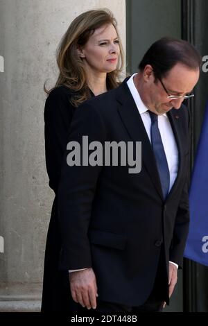 La dernière édition de l'hebdomadaire tabloïd Closer comprend sept pages de révélations et de photos sur l'affaire présumée du président Hollande avec Julie Gayet. Mme Gayet, 41 ans, est une actrice de télévision et de cinéma établie qui est apparue dans plus de 50 films. Des rumeurs de leur relation présumée circulent sur Internet depuis de nombreux mois. Le président français François Hollande dit qu'il envisage de poursuivre le magazine. Photo du fichier : le Président François Hollande et son partenaire Valérie Trierweiler attendent les Présidents de huit pays africains, Bénin, Burkina Faso, Tchad, Côte d'Ivoire, Mali, Maur Banque D'Images