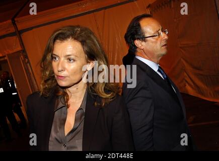 La dernière édition de l'hebdomadaire tabloïd Closer comprend sept pages de révélations et de photos sur l'affaire présumée du président Hollande avec Julie Gayet. Mme Gayet, 41 ans, est une actrice de télévision et de cinéma établie qui est apparue dans plus de 50 films. Des rumeurs de leur relation présumée circulent sur Internet depuis de nombreux mois. Le président français François Hollande dit qu'il envisage de poursuivre le magazine. Photo du dossier : candidat du Parti socialiste français (PS) à l'élection présidentielle de 2012 et président du Conseil général de Correze François Hollande et de sa partenaire Valerie tr Banque D'Images