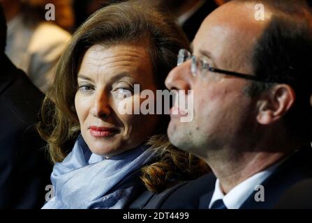 La dernière édition de l'hebdomadaire tabloïd Closer comprend sept pages de révélations et de photos sur l'affaire présumée du président Hollande avec Julie Gayet. Mme Gayet, 41 ans, est une actrice de télévision et de cinéma établie qui est apparue dans plus de 50 films. Des rumeurs de leur relation présumée circulent sur Internet depuis de nombreux mois. Le président français François Hollande dit qu'il envisage de poursuivre le magazine. Photo du dossier : le candidat socialiste pour l'élection présidentielle de 2012 François Hollande, vu ici avec son partenaire journaliste Valérie Trierweiler, tient un rallye et présente h Banque D'Images