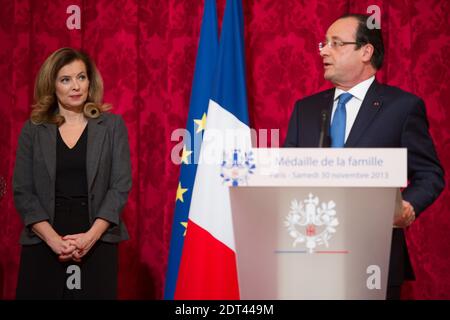 La dernière édition de l'hebdomadaire tabloïd Closer comprend sept pages de révélations et de photos sur l'affaire présumée du président Hollande avec Julie Gayet. Mme Gayet, 41 ans, est une actrice de télévision et de cinéma établie qui est apparue dans plus de 50 films. Des rumeurs de leur relation présumée circulent sur Internet depuis de nombreux mois. Le président français François Hollande dit qu'il envisage de poursuivre le magazine. Photo du dossier : le président français François Hollande prononce son discours observé par sa compagne Valérie Trierweiler lors de la cérémonie annuelle de remise des prix de la Medaille de la Fami Banque D'Images