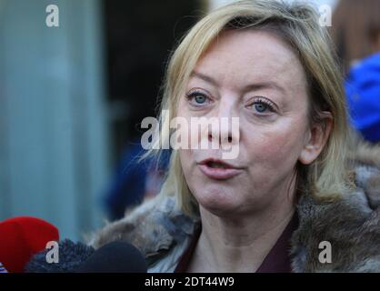 La directrice de Michael Schmacher, Sabine Khem, s'adresse aux journalistes devant l'hôpital CHU de Grenoble le 1er janvier 2014, où la légende de la Formule 1 a passé une troisième nuit à l'hôpital dans un coma provoqué après un accident de ski hors piste dans les Alpes françaises. Le pilote de course à la retraite est dans le coma depuis le 29 décembre 2013, quand il est tombé alors qu'il a ské hors-piste dans les Alpes françaises et a claqué sa tête sur un rocher. Le 31 décembre 2013, les médecins ont déclaré qu'il s'était légèrement amélioré, mais qu'il était encore dans un état critique. Photo de Vincent Dargent/ABACAPRESS.COM Banque D'Images